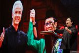 Ketua DPP PDIP Puan Maharani menyampaikan pidato saat Konsolidasi Relawan Ganjar Pranowo - Mahfud MD se-Jawa Timur di Surabaya, Jawa Timur, Sabtu (21/10/2023). Dalam konsolidasi yang dihadiri sekitar 1.000 relawan se-Jatim tersebut Puan Maharani menginstruksikan seluruh relawan melakukan kampanye dengan mengedepankan sikap santun dan penuh etika untuk menjaga kondusivitas dan persatuan antar masyarakat di masa pesta demokrasi. ANTARA Jatim/Rizal Hanafi/zk
