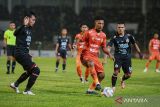 Pesepak bola Persiraja Ridha Umami mencoba melewati pemain Semen Padang saat pertandingan Pegadaian Liga 2 di Stadion Harapan Bangsa, Banda Aceh, Aceh, Sabtu (21/10/2023). Pertandingan lanjutan Pegadaian Liga 2 Indonesia 2023 antara Persiraja Banda Aceh melawan Semen Padang itu berakhir dengan skor 1-0 dengan kemenangan Persiraja Banda Aceh. ANTARA/Khalis Surry