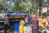 Polres Lombok Tengah menyalurkan air bersih ke Desa Puyung