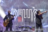 Penyanyi Muhammad Devirzha (kanan) tampil bersama grup band Dewa 19 pada konser SLIMPLEFest Live Nation Part II di Lanud Wiriadinata, Kota Tasikmalaya, Jawa Barat, Sabtu (21/10/2023). Pada konser Dewa 19 featuring Ello dan Virzha, Rosa, serta Tipe X tersebut dilantunkan sejumlah lagu hits dalam menghibur para penggemarnya. ANTARA FOTO/Adeng Bustomi/agr
