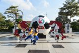 Dekorasi Piala Dunia U-17 dipasang  pada sejumlah titik Surabaya