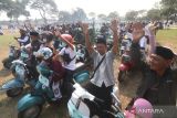 Pecinta skuter mengikuti kegiatan bertajuk Touring Vespa Religi memperingati Hari Santri Nasional di Kota Kediri, Jawa Timur, Minggu (22/10/2023). Kegiatan touring menggunakan Vespa mengelilingi Kota Kediri yang diselenggarakan Nahdlatul Ulama tersebut diikuti oleh sedikitnya seribu peserta. ANTARA Jatim/Prasetia Fauzani/zk