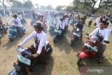 Pecinta skuter mengikuti kegiatan bertajuk Touring Vespa Religi memperingati Hari Santri Nasional di Kota Kediri, Jawa Timur, Minggu (22/10/2023). Kegiatan touring menggunakan Vespa mengelilingi Kota Kediri yang diselenggarakan Nahdlatul Ulama tersebut diikuti oleh sedikitnya seribu peserta. ANTARA Jatim/Prasetia Fauzani/zk