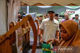 Menteri Koperasi dan UKM Teten Masduki meninjau stan produk ukm di Gedung Pusat Layanan Usaha Terpadu (PLUT) di Soreang, Kabupaten Bandung, Jawa Barat, Senin (23/10/2023). Dalam kunjungan kerjanya di Bandung, Teten Masduki berkesempatan untuk memberikan sertifikat SNI kepada pelaku usaha mikro serta meresmikan Gedung PLUT Kabupaten Bandung. ANTARA FOTO/Raisan Al Farisi/agr