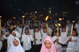 Sejumlah siswa mengikuti pawai obor dalam rangka memperingati Hari Santri Nasional 2023 di Jember, Jawa Timur, Minggu (22/10/2023). Pawai obor tersebut diikuti ratusan warga Jember dengan menempuh jarak 2,3 Kilometer. ANTARA Jatim/Seno/zk 