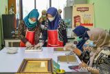 Pelaku ukm menjalani pelatihan inovasi makanan abon dari ikan cakalang di Gedung Pusat Layanan Usaha Terpadu (PLUT) di Soreang, Kabupaten Bandung, Jawa Barat, Senin (23/10/2023). PLUT yang baru diresmikan oleh Menkop UKM Teten Masduki tersebut menyediakan layanan pelatihan seperti foto produk, inovasi kuliner, agribisnis hingga kriya tersebut ditujukan untuk pengembangan produk unggulan daerah serta meningkatkan daya saing pelaku ukm. ANTARA FOTO/Raisan Al Farisi/agr