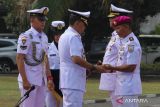 Panglima Komando Armada (Pangkoarmada) II Laksamana Muda TNI Yayan Sofiyan (ketiga kanan) menyerahkan tongkat komando kepada Kolonel Marinir Joni Sulistiawan (kanan) saat Serah Terima Jabatan Komandan Pangkalan Utama TNI AL (Danlantamal) V di Lantamal V, Surabaya, Jawa Timur, Senin (23/10/2023). Kolonel Marinir Joni Sulistiawan resmi menjabat Komandan Pangkalan Utama TNI Angkatan Laut (Danlantamal) V menggantikan Laksamana Pertama TNI Eko Wahjono yang menempati  jabatan Wakil Komandan (Wadan) Komando Pembinaan Doktrin, Pendidikan dan Latihan TNI Angkatan Laut (Kodiklatal). ANTARA Jatim/Didik Suhartono/zk 