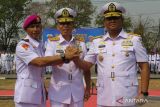 Panglima Komando Armada (Pangkoarmada) II Laksamana Muda TNI Yayan Sofiyan (tengah) melakukan salam komando bersama Kolonel Marinir Joni Sulistiawan (kiri) dan Laksamana Pertama TNI Eko Wahjono (kanan) saat Serah Terima Jabatan Komandan Pangkalan Utama TNI AL (Danlantamal) V di Lantamal V, Surabaya, Jawa Timur, Senin (23/10/2023). Kolonel Marinir Joni Sulistiawan resmi menjabat Komandan Pangkalan Utama TNI Angkatan Laut (Danlantamal) V menggantikan Laksamana Pertama TNI Eko Wahjono yang menempati  jabatan Wakil Komandan (Wadan) Komando Pembinaan Doktrin, Pendidikan dan Latihan TNI Angkatan Laut (Kodiklatal). ANTARA Jatim/Didik Suhartono/zk 