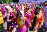 Sejumlah warga menari Jepin saat pagelaran Pontianak Berjepin di Taman Alun-Alun Sungai Kapuas, Pontianak, Kalimantan Barat, Senin (23/10/2023). Aksi masyarakat menari Jepin dengan menggunakan baju tradisional Telok Belanga dan baju kurung khas Melayu Pontianak tersebut untuk memperingati HUT ke-252 Kota Pontianak. ANTARA FOTO/Jessica Wuysang/nym.