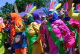 Sejumlah warga menari Jepin saat pagelaran Pontianak Berjepin di Taman Alun-Alun Sungai Kapuas, Pontianak, Kalimantan Barat, Senin (23/10/2023). Aksi masyarakat menari Jepin dengan menggunakan baju tradisional Telok Belanga dan baju kurung khas Melayu Pontianak tersebut untuk memperingati HUT ke-252 Kota Pontianak. ANTARA FOTO/Jessica Wuysang/nym.