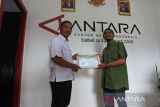 Mahasiswa IAIN SAS Babel memberikan cinderamata kepada Kepala Perum LKBN ANTARA Biro Bangka Belitung, Joko Susilo di Kantor Perum LKBN ANTARA Biro Bangka Belitung, Selasa (24/10/2023). (ANTARA FOTO/Bima Agustian)