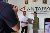 Kepala LKBN ANTARA Biro Bangka Belitung, Joko Susilo memberikan cinderamata kepada mahasiswa IAIN SAS Babel di Kantor Perum LKBN ANTARA Biro Bangka Belitung, Selasa (24/10/2023). (ANTARA FOTO/Bima Agustian)