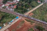 Foto udara jalan Bojonggede-Kemang (Bomang) yang belum selesai pengerjaannya di Tajur Halang, Kabupaten Bogor, Jawa Barat, Senin (23/10/2023). Pemerintah Kabupaten Bogor meminta anggaran ke pemerintah pusat sebesar Rp388 miliar untuk melanjutkan pembangunan Jalan Bomang yang menghubungkan dua jalan nasional yakni Jalan Raya Jakarta - Bogor dan Jalan Raya Parung untuk digunakan membangun jembatan, flyover dan juga jalur cepat. ANTARA FOTO/Yulius Satria Wijaya/rwa.