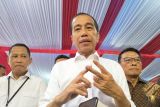 Presiden Jokowi serakan bantuan pangan di Gudang Bulog Padang