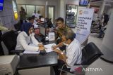 Ketua Dewan Komisioner LPS Purbaya Yudhi Sadewa (kedua kanan) melihat proses pembayaran klaim simpanan nasabah Bank Perkreditan Rakyat (BPR) Karya Remaja Indramayu di Kantor Cabang BRI Indramayu, Jawa Barat, Rabu (25/10/2023). LPS membayar klaim simpanan nasabah BPR Karya Remaja Indramayu senilai Rp280 miliar untuk 34 ribu nasabah menyusul pencabutan izin usaha BPR tersebut oleh Otoritas Jasa Keuangan (OJK). ANTARA FOTO/Dedhez Anggara/agr