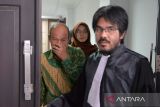 Terdakwa Bupati Aceh Tamiang periode 2017-2022, Mursil (kiri) didampingi penasehat hukumnya  keluar dari ruangan seusai  mengikuti sidang perdana dalam kasus dugaan tindak pidana korupsi di Pengadilan Tipikor Banda Aceh, Aceh, Rabu (25/10/2023). Terdakwa Mursil  mengikuti sidang perdana pembacaan dakwaan dari jaksa penuntut umum terkait  dugaan tindak pidana korupsi pertanahan milik negara bersama dua terdakwa lainnya TY dan TR  yang merupakan  pengusaha perusahaan perkebunan dengan kerugian negara Rp6,4 miliar. ANTARA FOTO/Ampelsa.