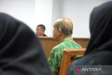 Terdakwa Bupati Aceh Tamiang periode 2017-2022, Mursil (tengah) mengikuti sidang perdana dalam kasus dugaan tindak pidana korupsi di Pengadilan Tipikor Banda Aceh, Aceh, Rabu (25/10/2023). Terdakwa Mursil  mengikuti sidang perdana pembacaan dakwaan dari jaksa penuntut umum terkait  dugaan tindak pidana korupsi pertanahan milik negara bersama dua terdakwa lainnya TY dan TR  yang merupakan  pengusaha perusahaan perkebunan dengan kerugian negara Rp6,4 miliar. ANTARA FOTO/Ampelsa.