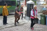 Terdakwa Bupati Aceh Tamiang periode 2017-2022, Mursil (kedua kanan) bersama  terdakwa TY (kanan) pengusaha perusahaan perkebunan turun dari mobil tahanan saat tiba di Pengadilan Tipikor Banda Aceh, Aceh, Rabu (25/10/2023). Terdakwa Mursil  mengikuti sidang perdana pembacaan dakwaan dari jaksa penuntut umum terkait  dugaan tindak pidana korupsi pertanahan milik negara bersama dua terdakwa lainnya TY dan TR  yang merupakan  pengusaha perusahaan perkebunan dengan kerugian negara Rp6,4 miliar. ANTARA FOTO/Ampelsa.
