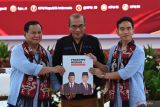 Ketua KPU Hasyim Asy'ari (tengah) menerima berkas pendaftaran pencalonan dari pasangan bakal calon presiden dan wakil presiden Prabowo Subianto (kiri) dan Gibran Rakabuming Raka (kanan) di Kantor KPU Pusat, Jakarta, Rabu (25/10/2023). ANTARA FOTO/Sigid Kurniawan/wsj.