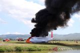 Tim penyelamat melakukan evakuasi korban kecelakaan pesawat pada simulasi penanggulangan keadaan darurat di Bandara Internasional Sultan Iskandar Muda (SIM), Blangbintang, Aceh Besar, Aceh, Kamis (26/10/2023). Simulasi penanggulangan kecelakaan pesawat dan keadaan darurat bandar udara yang diselenggarakan PT. Angkasa Pura II SIM dengan melibatkan berbagai instasi itu bertujuan meningkatkan kemampuan personel dan menguji fasilitas serta peralatan bandara untuk menjaga keselamatan maupun keamanan penerbangan dari berbagai gangguan dan ancaman. ANTARA/Irwansyah Putra