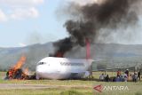 Tim penyelamat melakukan evakuasi korban kecelakaan pesawat pada simulasi penanggulangan keadaan darurat di Bandara Internasional Sultan Iskandar Muda (SIM), Blangbintang, Aceh Besar, Aceh, Kamis (26/10/2023). Simulasi penanggulangan kecelakaan pesawat dan keadaan darurat bandar udara yang diselenggarakan PT. Angkasa Pura II SIM dengan melibatkan berbagai instasi itu bertujuan meningkatkan kemampuan personel dan menguji fasilitas serta peralatan bandara untuk menjaga keselamatan maupun keamanan penerbangan dari berbagai gangguan dan ancaman. ANTARA/Irwansyah Putra