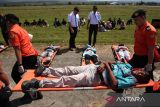 Tim penyelamat melakukan evakuasi korban kecelakaan pesawat pada simulasi penanganan keadaan darurat di Bandara Internasional Sultan Iskandar Muda (SIM), Blangbintang, Aceh Besar, Aceh, Kamis (26/10/2023). Simulasi penanggulangan kecelakaan pesawat dan keadaan darurat bandar udara yang diselenggarakan PT. Angkasa Pura II SIM dengan melibatkan berbagai instasi itu bertujuan meningkatkan kemampuan personel dan menguji fasilitas serta peralatan bandara untuk menjaga keselamatan maupun keamanan penerbangan dari berbagai gangguan dan ancaman. ANTARA FOTO/Irwansyah Putra