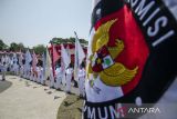 Anggota Paskibra Bandung membawa bendera partai politik saat acara Kirab Pemilu 2024 di Lapangan Tegalega, Bandung, Jawa Barat, Kamis (26/10/2023). Kegiatan tersebut sebagai bentuk sosialisasi dan edukasi guna meningkatkan partisipasi pemilih pada pemilu 2024 yang ditargetkan KPU RI mampu sedikitnya 82 persen di seluruh Indonesia. ANTARA FOTO/Novrian Arbi/agr