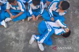 Ratusan siswa dan guru melakukan simulasi pengamanan jika terjadi gempa di sekolah dan evakuasi jika terjadi tsunami ke lokasi aman di Museum Tsunami Aceh, Kota Banda Aceh, Kamis (26/10/2023). Kegiatan ini merupakan simulasi evakuasi mandiri melalui sistem EWS siaran digital yang dilakukan Komisi Penyiaran Indonesia (KPI), Pemerintah Aceh, dan turut didukung oleh Kementerian Kominfo. 