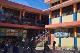 Ratusan siswa dan guru melakukan simulasi pengamanan jika terjadi gempa di sekolah dan evakuasi jika terjadi tsunami ke lokasi aman di Museum Tsunami Aceh, Kota Banda Aceh, Kamis (26/10/2023). Kegiatan ini merupakan simulasi evakuasi mandiri melalui sistem EWS siaran digital yang dilakukan Komisi Penyiaran Indonesia (KPI), Pemerintah Aceh, dan turut didukung oleh Kementerian Kominfo. 