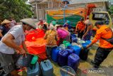 Petugas BPBD Bojonegoro membantu warga mengisi air bersih ke dalam jeriken saat pendistribusian bantuan air bersih di Bojonegoro, Jawa Timur, Kamis (26/10/2023). BPBD Bojonegoro telah menyalurkan sedikitnya 13 juta liter air bersih ke 109 desa yang terdampak kekeringan sejak Juli 2023. ANTARA Jatim/Muhammad Mada/zk
