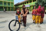 Dua siswa SMKN 3 Metro senang dapat hadiah sepeda dari Presiden Jokowi