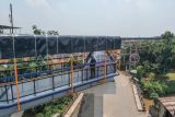 Foto udara sky bridge penghubung terminal dan Stasiun Bojonggede yang telah selesai pengerjaannya di Kabupaten Bogor, Jawa Barat, Kamis (26/10/2023). Proyek pembangunan sky bridge atau jembatan layang penghubung stasiun dan terminal di Bojonggede yang dilakukan oleh Badan Pengelola Transportasi Jabodetabek (BPTJ), telah selesai dikerjakan dan direncanakan akan diresmikan pada November 2023 mendatang. ANTARA FOTO/Yulius Satria Wijaya/nym.