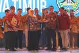 Gubernur Jawa Timur Khofifah Indar Parawansa (kelima kiri) menerima piala bergilir LKS dari Sekretasi Direktorat Jenderal Pendidikan Vokasi Saryadi (keempat kanan) saat penutupan Lomba Kompetensi Siswa-SMK (LKS) Nasional 2023 di Surabaya, Jawa Timur, Jumat (27/10/2023). Provinsi Jawa Timur menjadi juara umum pada perlombaan yang diikuti 998 peserta dari 36 Provinsi di Indonesia tersebut dengan meraih 16 medali emas, tiga medali perak dan sepuluh medali perunggu. Antara Jatim/Moch Asim/zk.