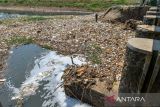 Warga berada diantara tumpukan sampah di Sungai Citarik, Rancaekek, Kabupaten Bandung, Jawa Barat, Sabtu (28/10/2023). Sampah yang didominasi oleh plastik dan styrofom tersebut menumpuk di Sungai Citarik dan berharap dinas terkait segera mengangkut sampah karena khawatir akan penyakit yang ditimbulkan. ANTARA FOTO/Raisan Al Farisi/agr