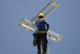 PLN NTB nyalakan listrik warga Desa Labuhan Aji di Pulau Moyo selama 24 jam