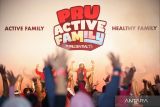 Instruktur memandu gerakan K-Pop kardio pada acara PRUActive Family di Surabaya, Jawa Timur, Minggu (29/10/2023). Acara yang dimeriahkan dengan kegiatan olahraga seperti senam Zumba, K-Pop kardio, dan konsultasi kesehatan tersebut bertujuan untuk mengajak masyarakat bergerak aktif menjaga kesehatan tubuh serta membantu memaknai kebersamaan dengan keluarga, ANTARA JATIM/Rizal Hanafi/zk