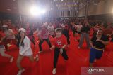 Peserta mengikuti gerakan K-Pop kardio pada acara PRUActive Family di Surabaya, Jawa Timur, Minggu (29/10/2023). Acara yang dimeriahkan dengan kegiatan olahraga seperti senam Zumba, K-Pop kardio, dan konsultasi kesehatan tersebut bertujuan untuk mengajak masyarakat bergerak aktif menjaga kesehatan tubuh serta membantu memaknai kebersamaan dengan keluarga, ANTARA JATIM/Rizal Hanafi/zk