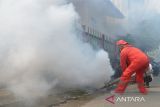 Petugas melakukan pengasapan atau fogging di pemukiman rumah warga Kampung Laksana, Kota Banda Aceh, Aceh, Senin (30/10/2023). Pemerintah  Kota Banda Aceh sejak sepekan terakhir gencar melakukan fogging terkait temuan  kasus demam berdarah dengue (DBD) di daerah itu dan hingga akhir Oktober 2023 tercatat sebanyak 197 kasus DBD dan dua orang di antaranya meninggal dunia. ANTARA FOTO/Ampelsa.