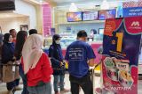 Pengunjung mengantri membeli es krim Baskin Robbins  dengan harga Rp1 saat Bank Mega Ajak Makan Es Krim Hanya Dengan Rp1 MPC Point “bikin jadi pertama” di Trans Icon Mall, Surabaya, Jawa Timur, Sabtu (28/10/2023). Kegiatan yang mengusung slogan tersebut Satu Nusa, Satu Bangsa, Satu Es Krim Favorit Kita tersebut merupakan bentuk apresiasi kepada pemegang kartu kredit Bank Mega yang tersebar di Indonesia sekaligus dalam rangka memperingati Hari Sumpah Pemuda. ANTARA Jatim/doc Bank Mega/zk