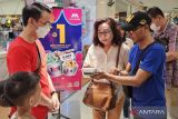 Pengunjung mengantri membeli es krim Baskin Robbins  dengan harga Rp1 saat Bank Mega Ajak Makan Es Krim Hanya Dengan Rp1 MPC Point “bikin jadi pertama” di Trans Icon Mall, Surabaya, Jawa Timur, Sabtu (28/10/2023). Kegiatan yang mengusung slogan tersebut Satu Nusa, Satu Bangsa, Satu Es Krim Favorit Kita tersebut merupakan bentuk apresiasi kepada pemegang kartu kredit Bank Mega yang tersebar di Indonesia sekaligus dalam rangka memperingati Hari Sumpah Pemuda. ANTARA Jatim/doc Bank Mega/zk