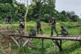 Satgas Yonif 122/TS membantu perbaiki jembatan Suskun perbatasan RI-PNG