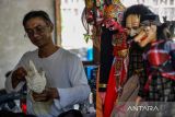 Perajin menyelesaikan produksi wayang golek di Kampung Heubeul Isuk, Soreang, Kabupaten Bandung, Jawa Barat, Senin (30/10/2023). Perajin menyatakan, wayang golek yang dijual dari harga Rp100 ribu hingga Rp3 juta dan dipasarkan di berbagai kota di Jawa Barat dan Jawa Tengah tersebut mulai mengalami peningkatan permintaan pada tahun 2023 setelah berhenti produksi selama COVID-19 melanda Indonesia. ANTARA FOTO/Raisan Al Farisi/agr