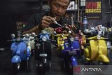 Perajin memproduksi miniatur motor vespa di Rumah Produksi Jhon's di Desa Rancapetir, Kabupaten Ciamis, Jawa Barat, Senin (30/10/2023). Perajin memanfaatkan momentum acara otomotif yang kerap dilaksanakan di Jawa Barat dengan membuat miniatur vespa berbahan limbah pipa paralon atau pvc yang dijadikan cenderamata yang dijual Rp150 ribu hingga Rp250 ribu per buah. ANTARA FOTO/Adeng Bustomi/agr