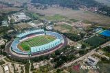 Foto udara Stadion Si Jalak Harupat di Kutawaringin, Kabupaten Bandung, Jawa Barat, Senin (30/10/2023). Ketua Umum PSSI Erick Thohir memastikan persiapan Stadion Si Jalak Harupat di Kabupaten Bandung sebagai salah satu lokasi tuan rumah piala dunia U-17 2023 telah rampung 100 persen. ANTARA FOTO/Raisan Al Farisi/agr