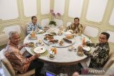 Presiden Joko Widodo (kedua kiri) bersama bakal calon presiden Prabowo Subianto (kedua kanan), Ganjar Pranowo (kiri) dan Anies Baswedan (kanan) makan siang bersama saat melakukan pertemuan di Istana Merdeka, Jakarta, Senin (30/10/2023).  ANTARA FOTO/Hafidz Mubarak A/wsj.