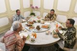 Presiden Joko Widodo (kedua kiri) bersama bakal calon presiden Prabowo Subianto (kedua kanan), Ganjar Pranowo (kiri) dan Anies Baswedan (kanan) makan siang bersama saat melakukan pertemuan di Istana Merdeka, Jakarta, Senin (30/10/2023). ANTARA FOTO/Hafidz Mubarak A/foc/zk