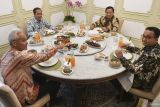 Makan bersama Jokowi, tiga calon presiden gunakan sentuhan batik motif parang