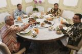 Presiden Joko Widodo (kedua kiri) bersama bakal calon presiden Prabowo Subianto (kedua kanan), Ganjar Pranowo (kiri) dan Anies Baswedan (kanan) makan siang bersama saat melakukan pertemuan di Istana Merdeka, Jakarta, Senin (30/10/2023). ANTARA FOTO/Hafidz Mubarak A/foc/zk