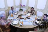 Presiden Joko Widodo (kedua kiri) bersama bakal calon presiden Prabowo Subianto (kedua kanan), Ganjar Pranowo (kiri) dan Anies Baswedan (kanan) makan siang bersama saat melakukan pertemuan di Istana Merdeka, Jakarta, Senin (30/10/2023).  ANTARA FOTO/Hafidz Mubarak A/wsj.