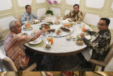 Presiden makan siang bersama tiga bacapres